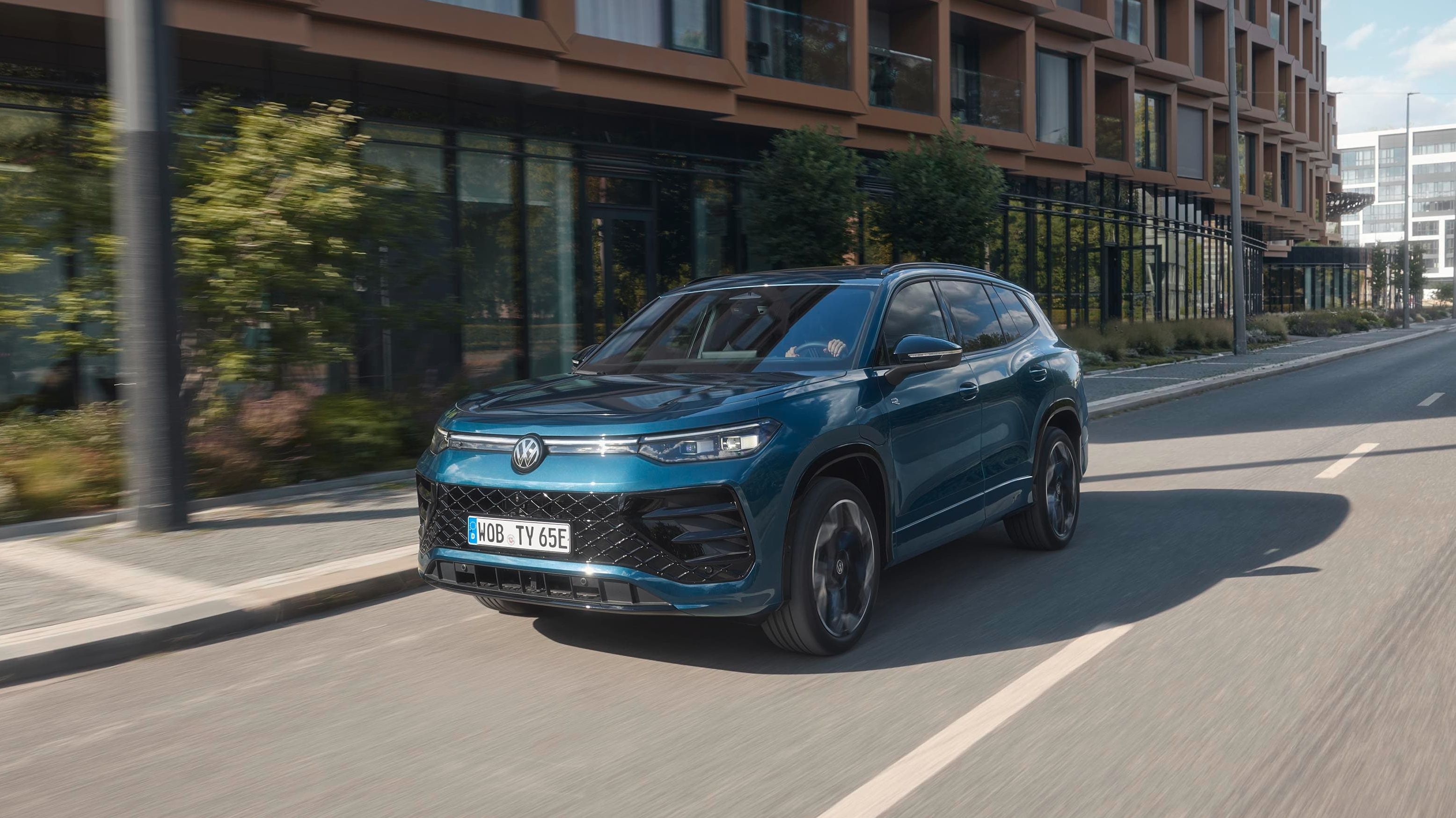 Volkswagen Tayron PHEV, na cor Azul Nightshade