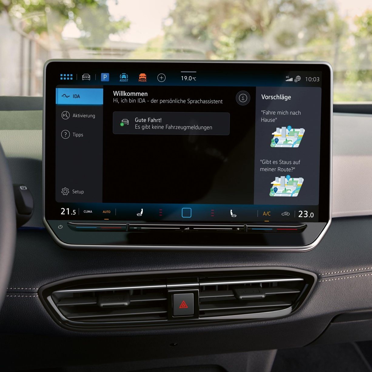 Vista para o volante multifunções no VW ID.3 com botão tátil para o assistente de voz.