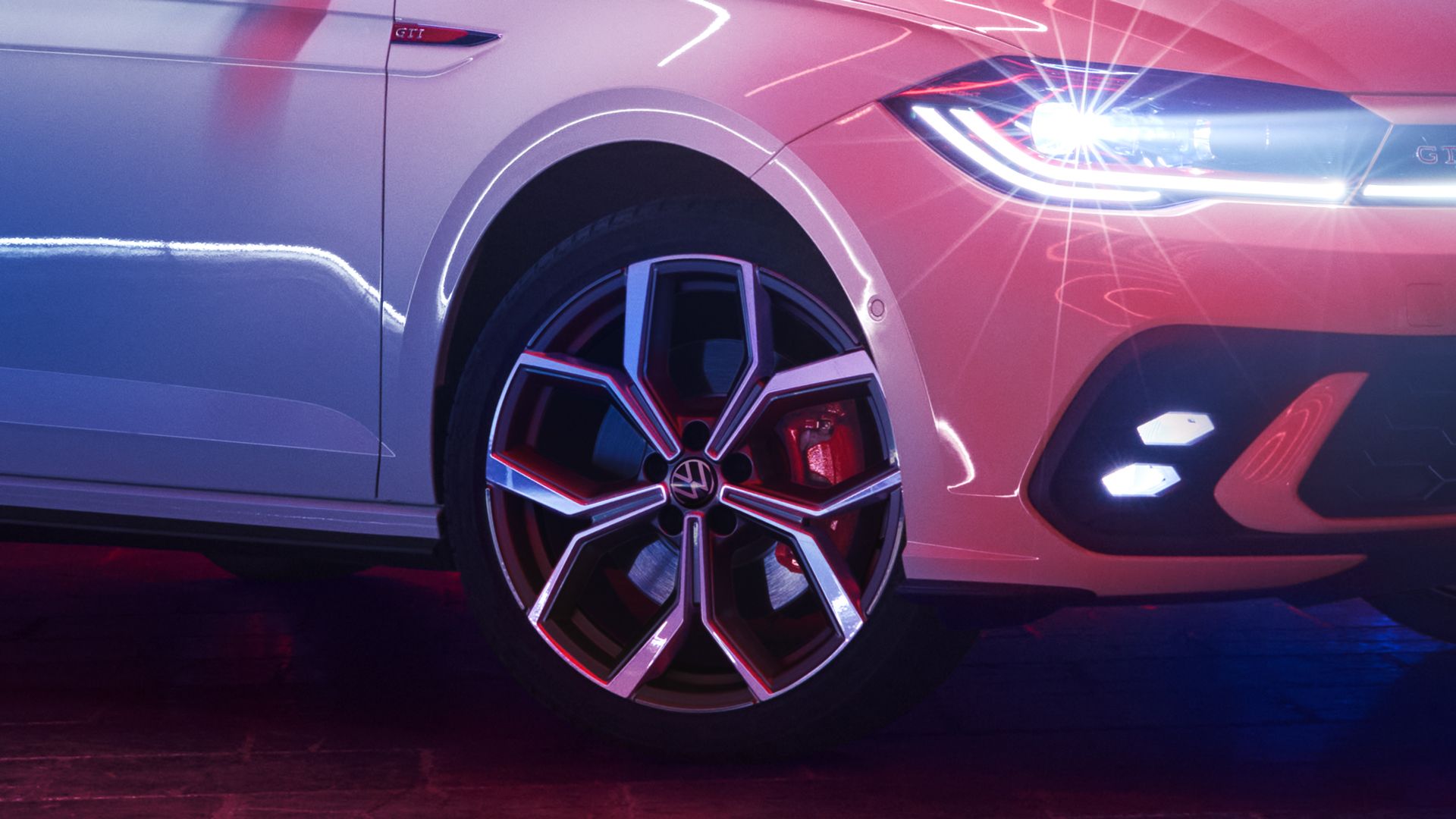 Pormenor de uma jante de um VW Polo GTI branco.