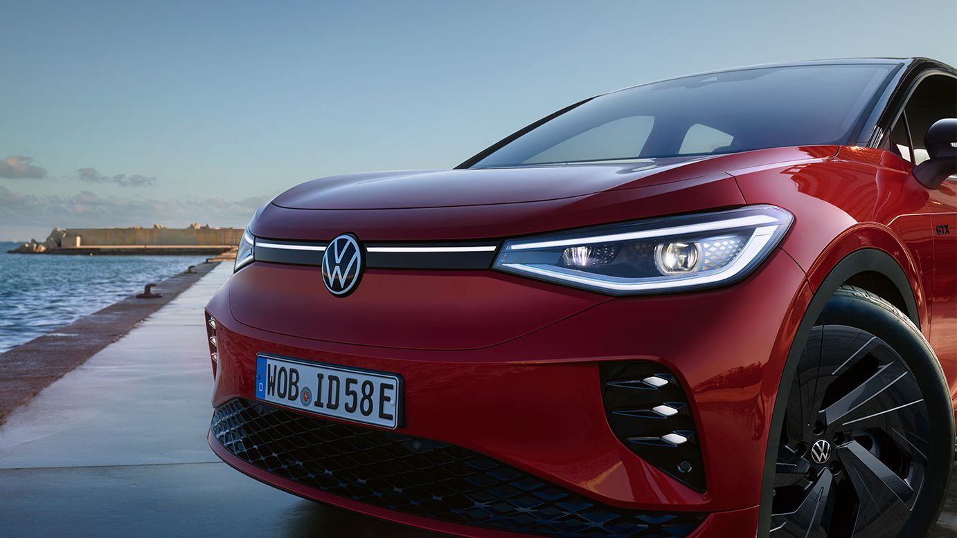 Vista dianteira detalhada de um VW ID.5 GTX vermelho