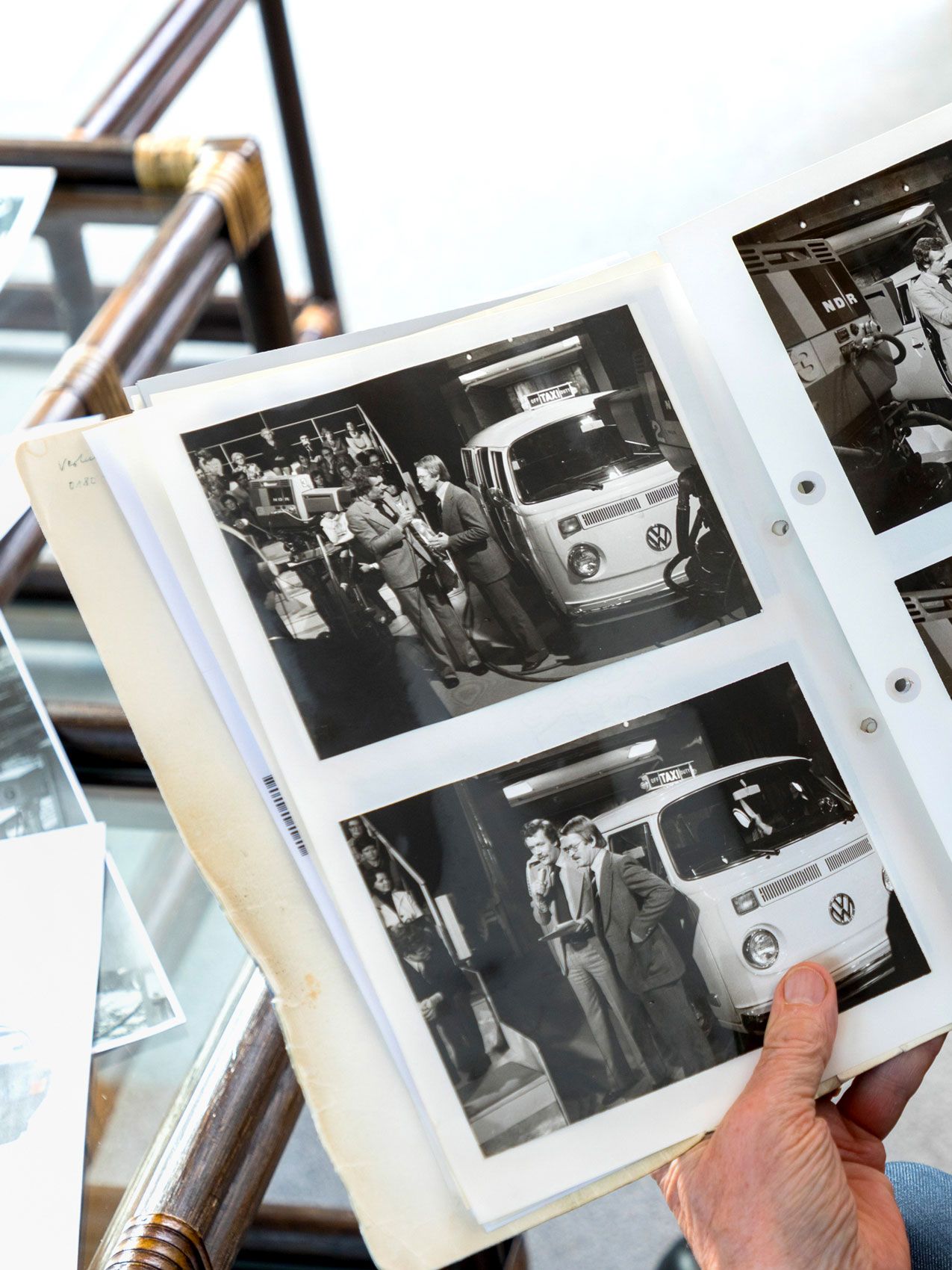 Kalberlah com um albúm de fotografias