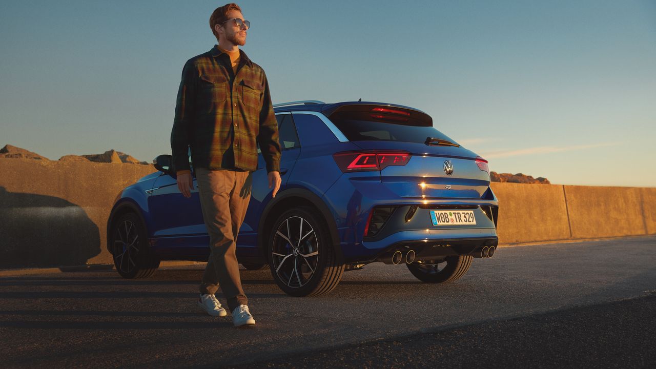 O condutor afasta-se do seu veículo estacionado: um T-Roc R da VW R com design específico da linha R 