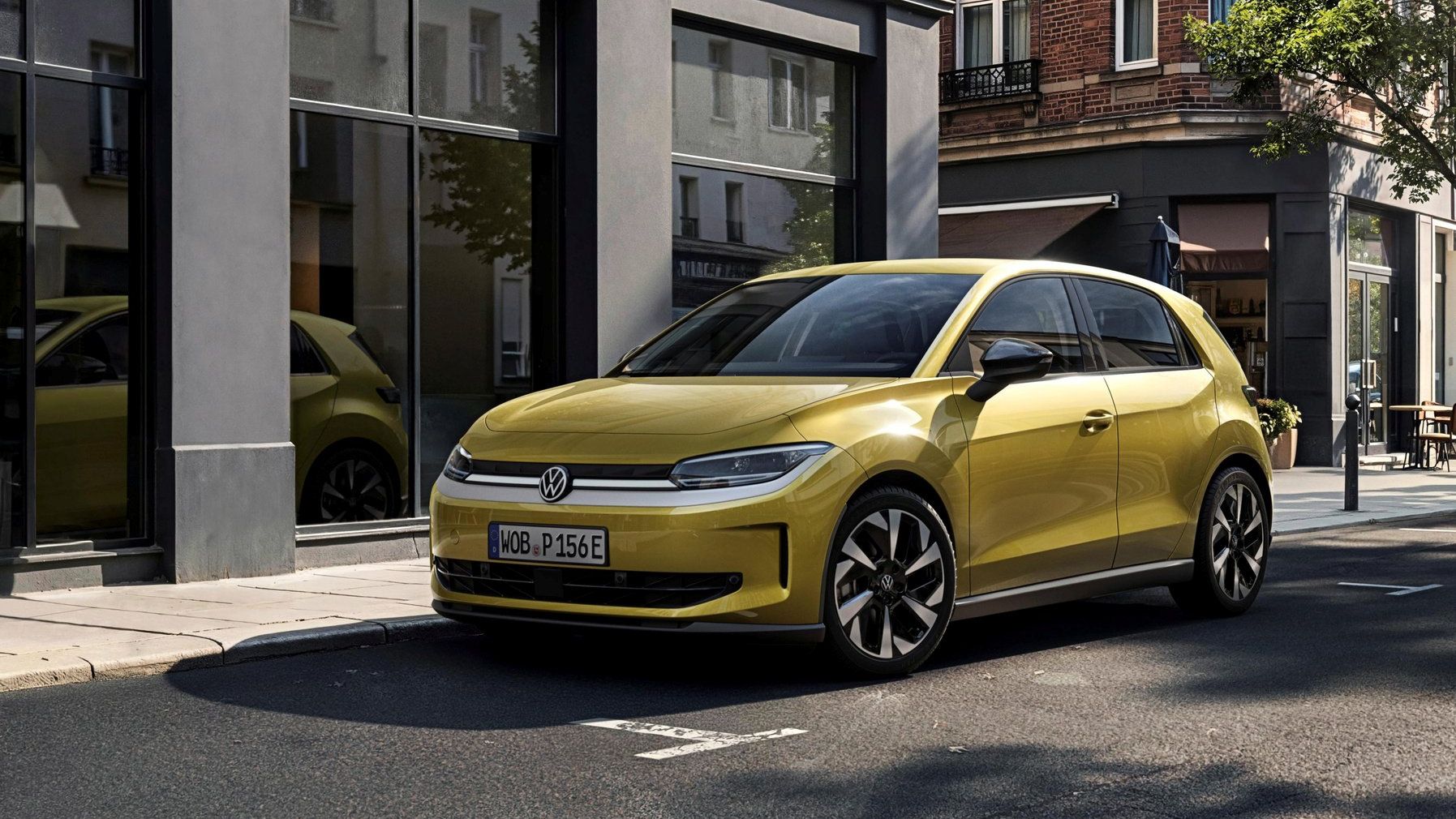 Novo ID. Polo estacionado numa rua urbana. O veículo tem design moderno, exterior amarelo com linhas suaves, rodas desportivas e vidros escurecidos. Ao fundo, vêem-se prédios de fachada clássica.