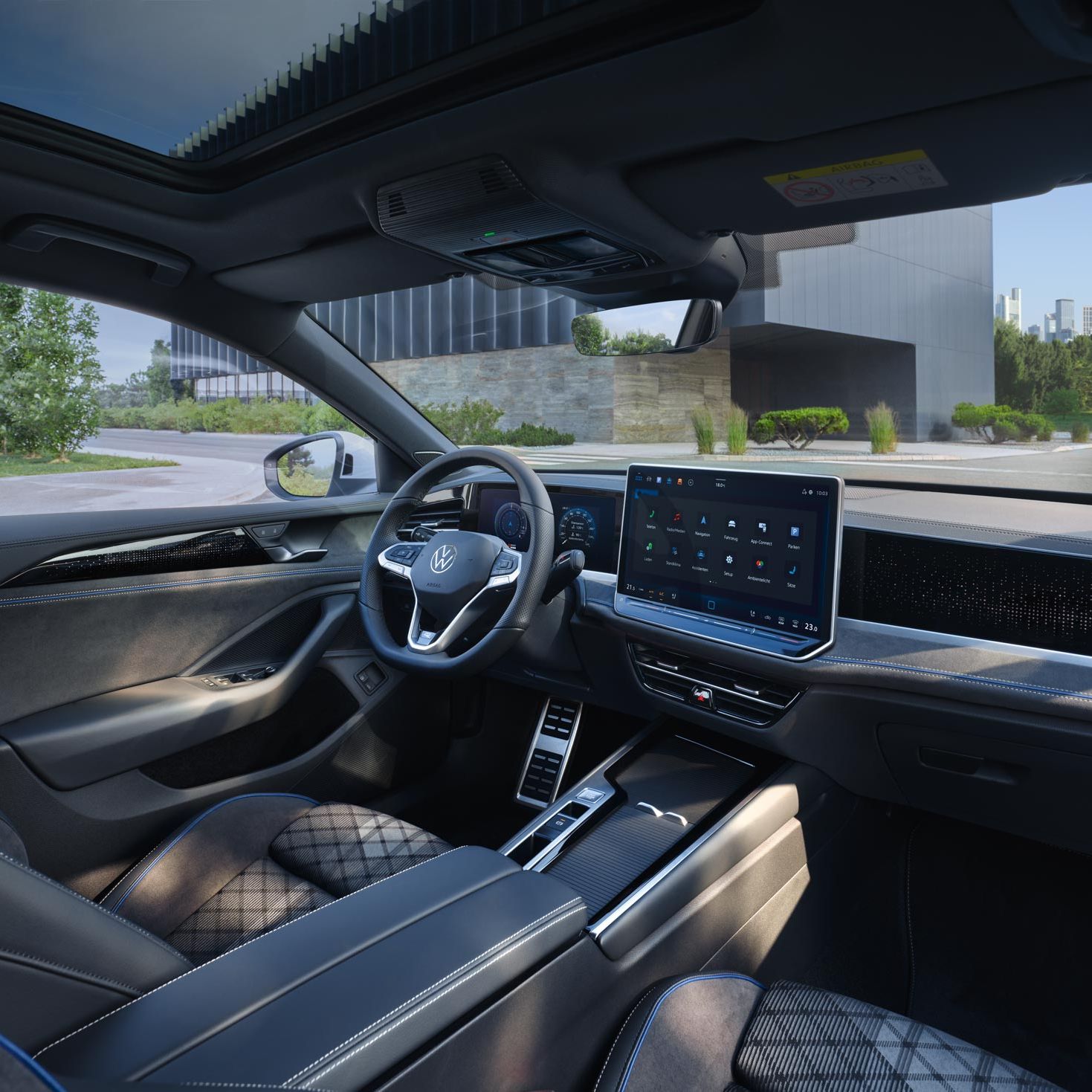 Vista interior do VW Passat focada nos bancos ergoActive opcionais e para o cockpit.