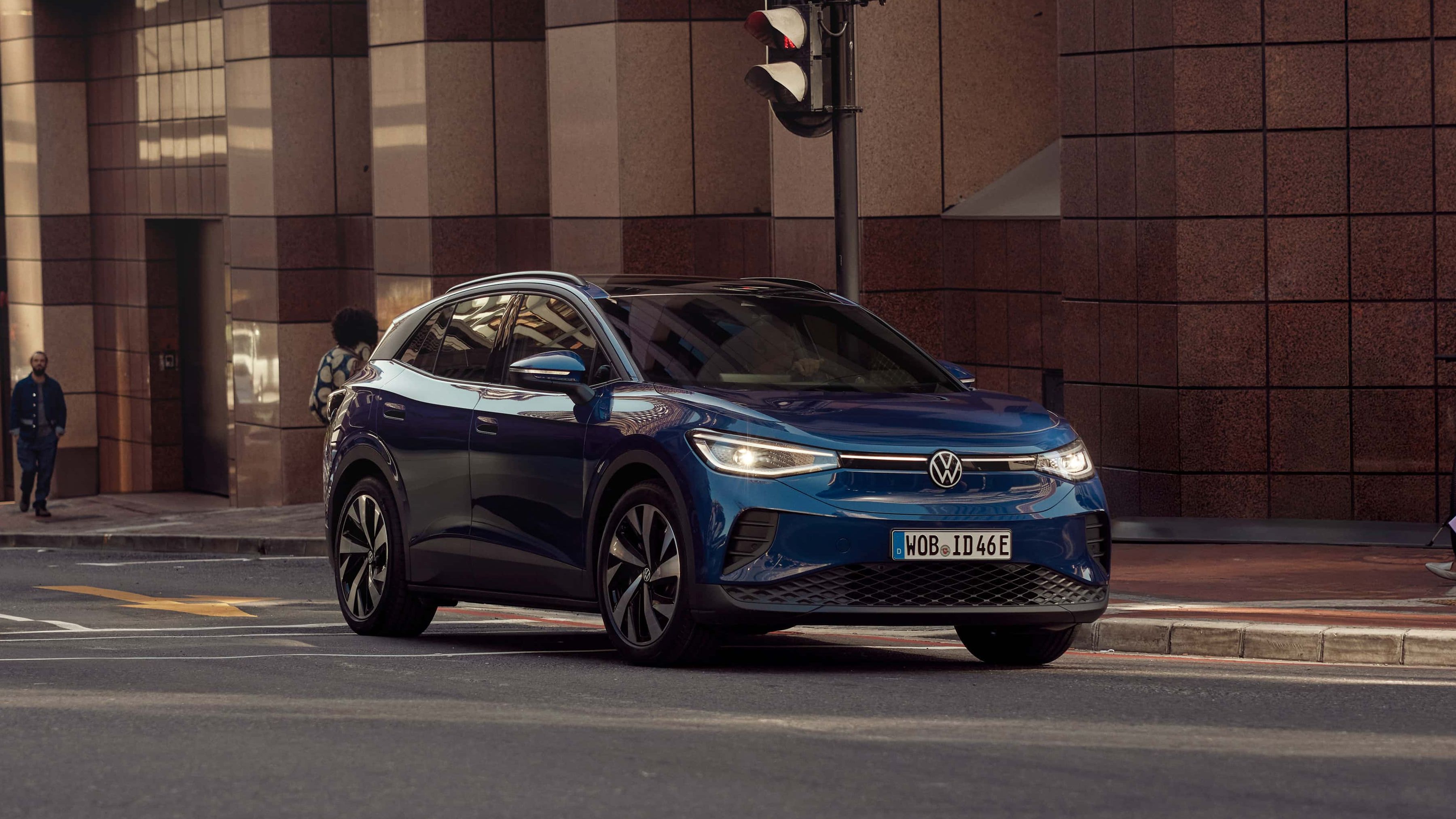 Volkswagen ID.4 numa rua da cidade.