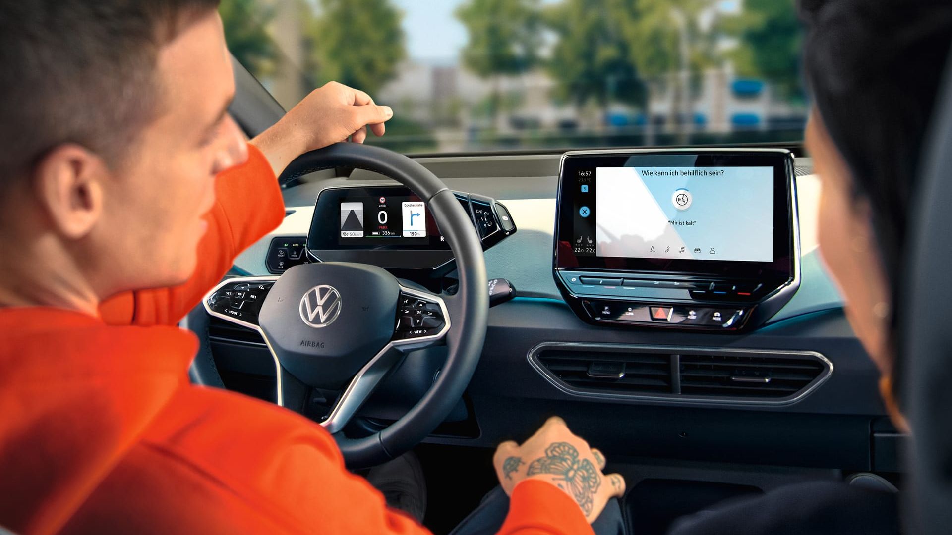 Condutor a utilizar o comando por voz no VW ID.3, vista de traseira para o cockpit