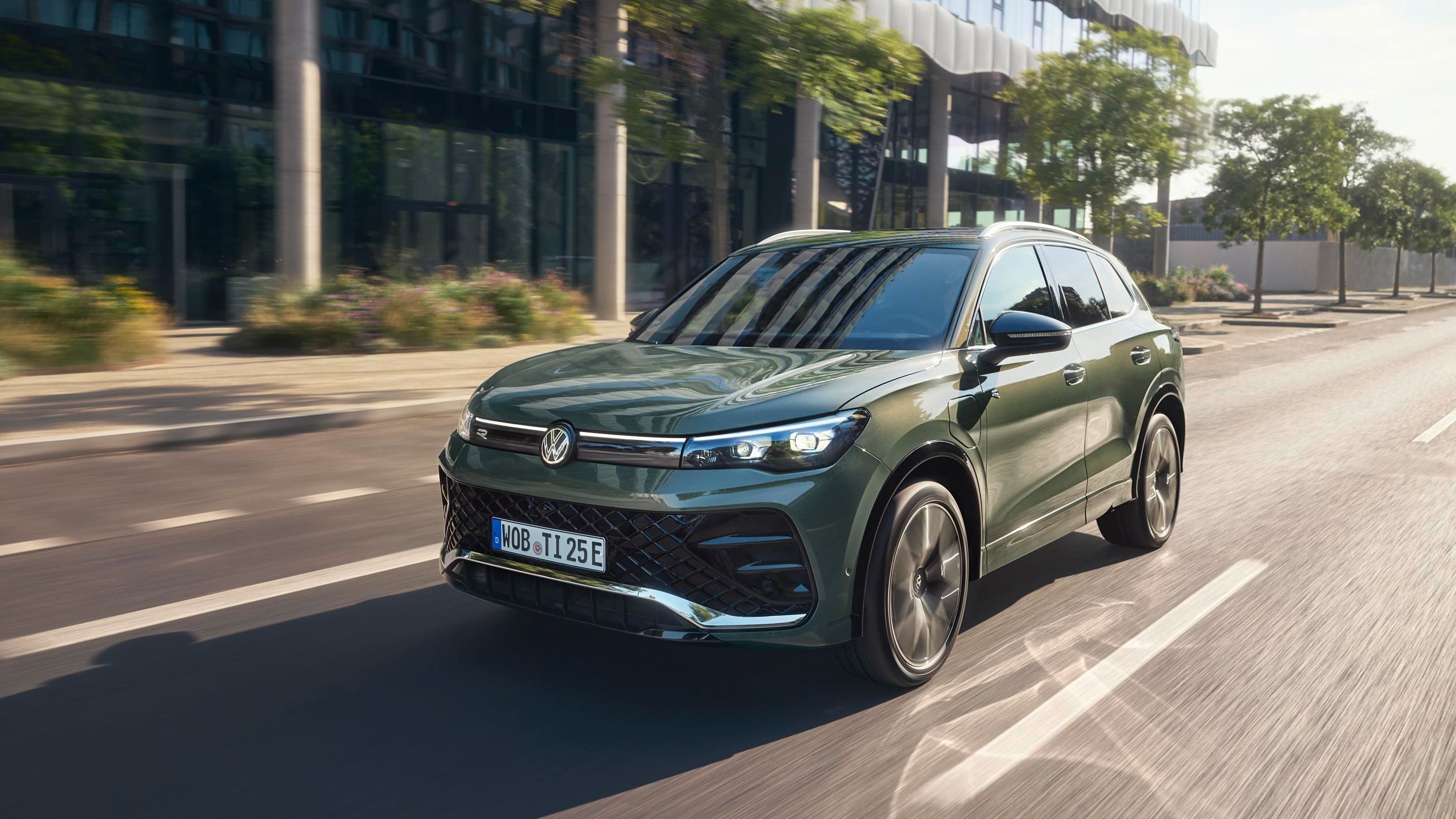 Volkswagen Tiguan PHEV, na cor Verde Cipressino