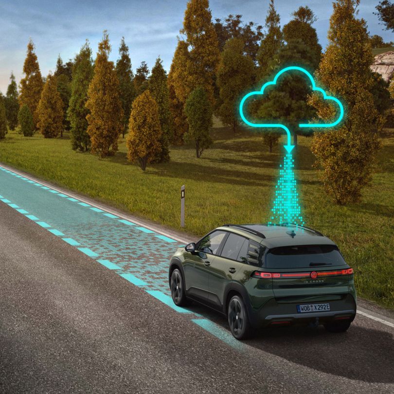 Illustration zeigt schematisch anhand eines grünen ID. Cross die Funktionsweis des Travel Assist