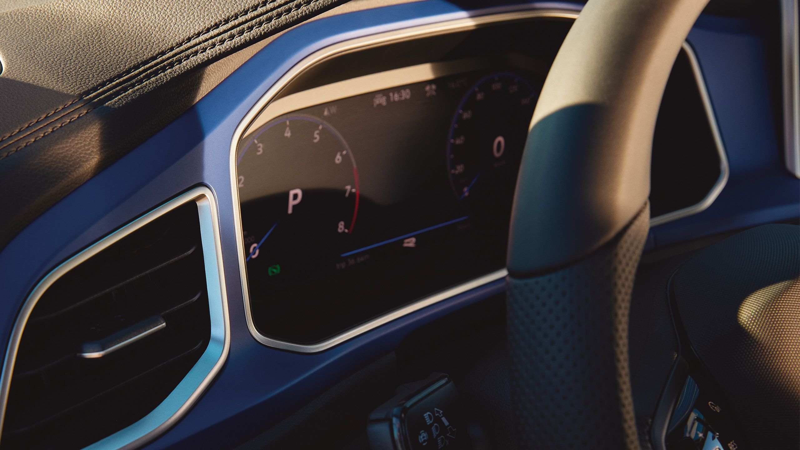 O interior elegante e desportivo do VW T-Roc R comLogotipo do VW T-Roc R e grelha do radiador