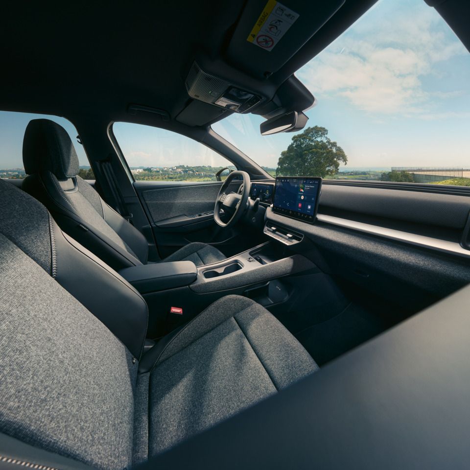 Perspetiva interior de um VW ID. Cross com vista para o cockpit.