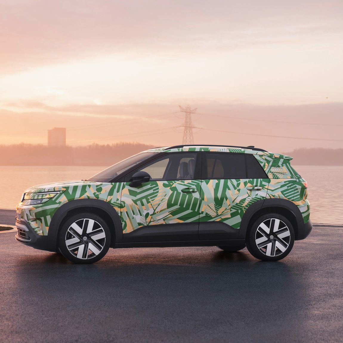 Perfil de um VW ID. Cross. No fundo, vêm-se os contornos de uma cidade.