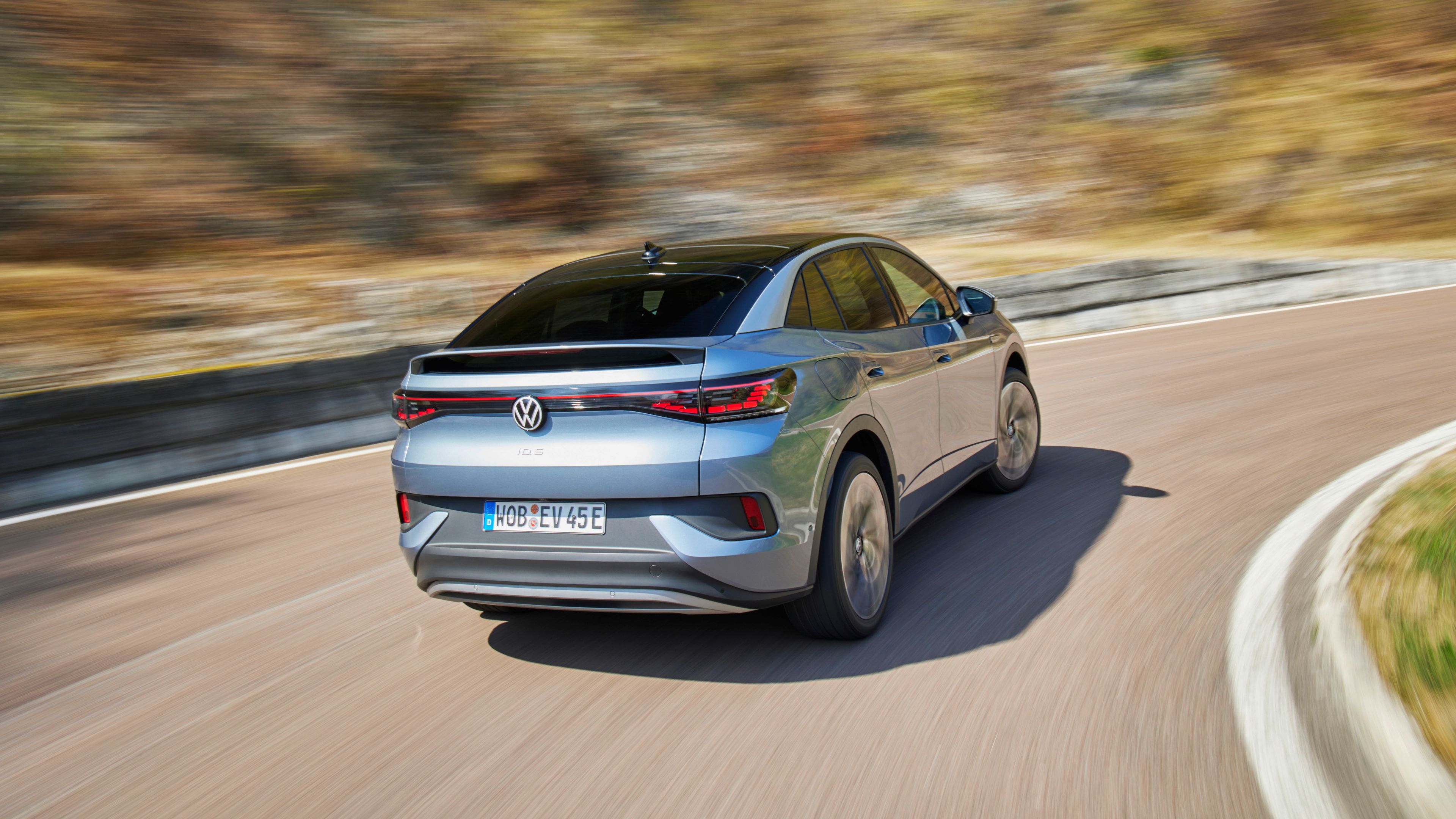 Volkswagen ID.5 a percorrer uma estrada 