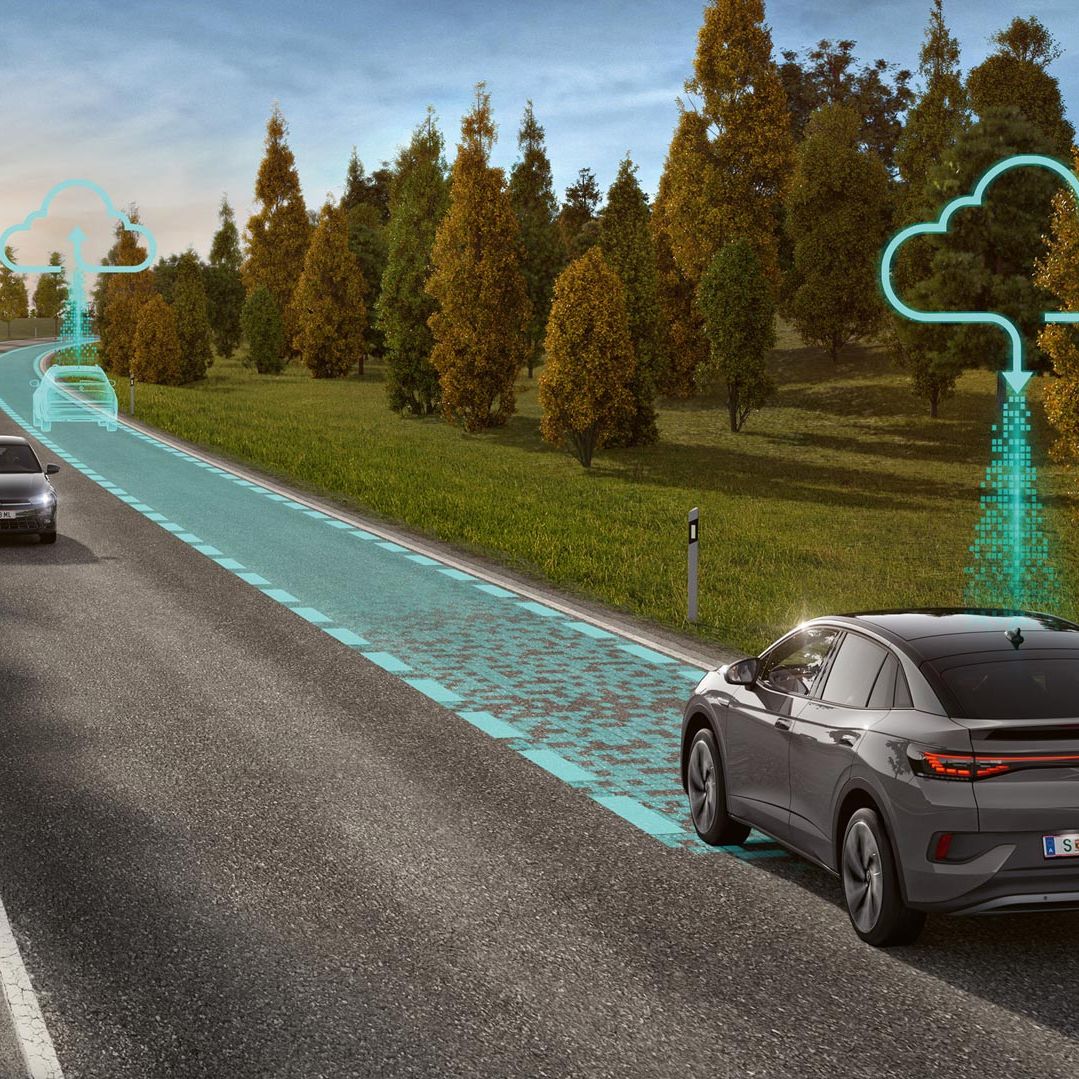 A ilustração usa um VW ID.5 para mostrar esquematicamente como funciona o Connected Travel Assist com dados massivos de localização. 