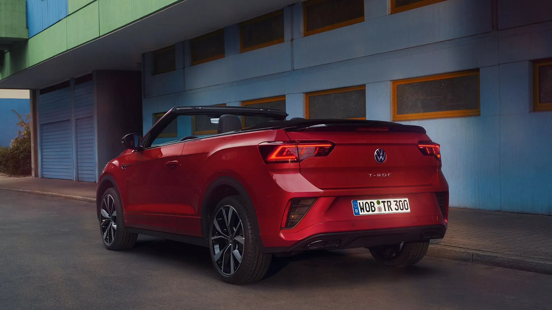 Heckansicht des VW T-Roc Cabriolets in Kings Red Metallic Lackierung