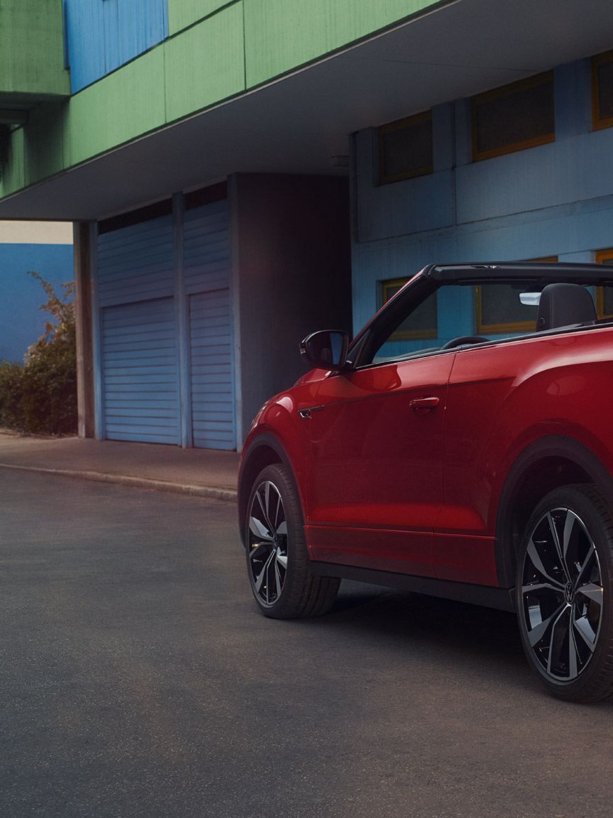 Heckansicht des VW T-Roc Cabriolets in Kings Red Metallic Lackierung