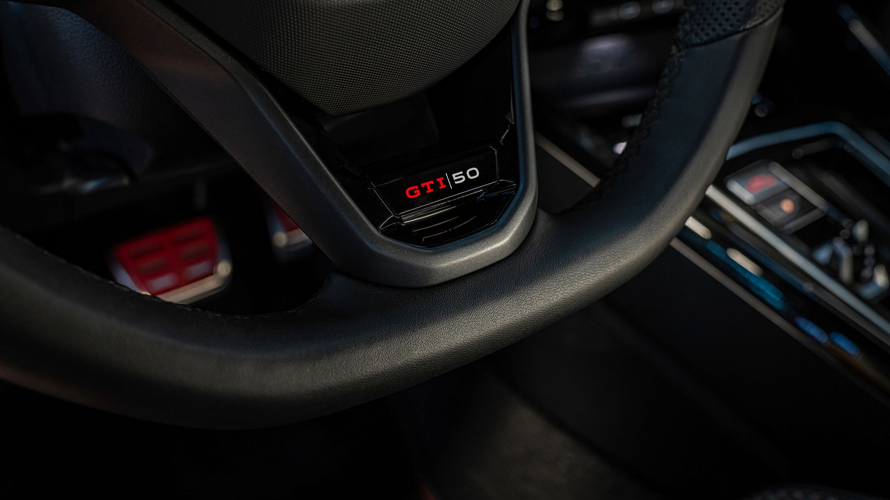 Braço do volante com inscrição "GTI 50" num VW Golf GTI EDITION 50.