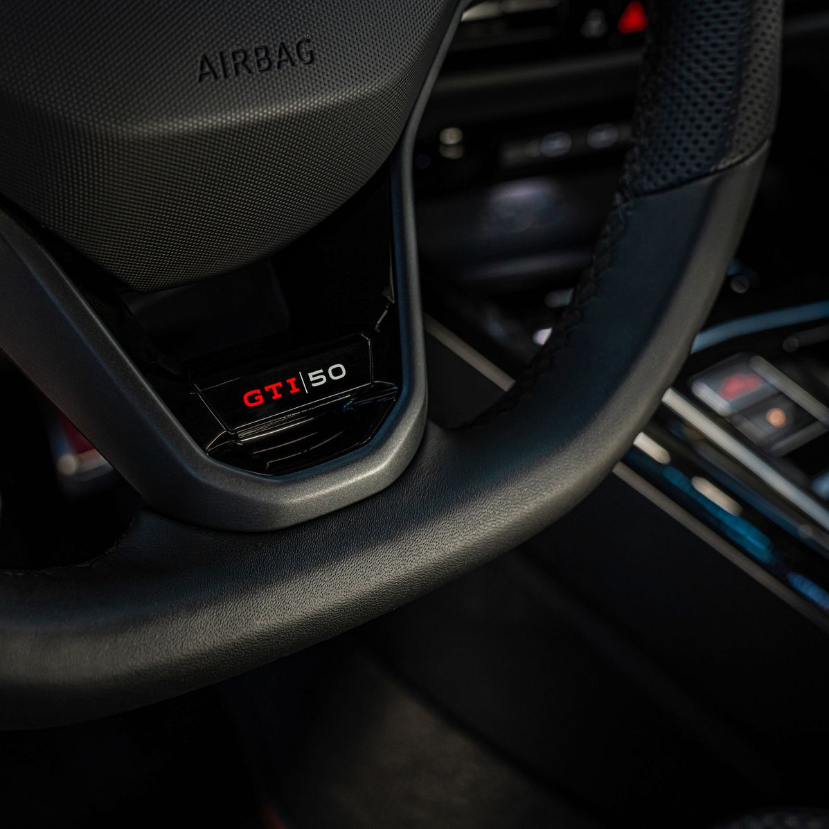 Braço do volante com inscrição "GTI 50" num VW Golf GTI EDITION 50.