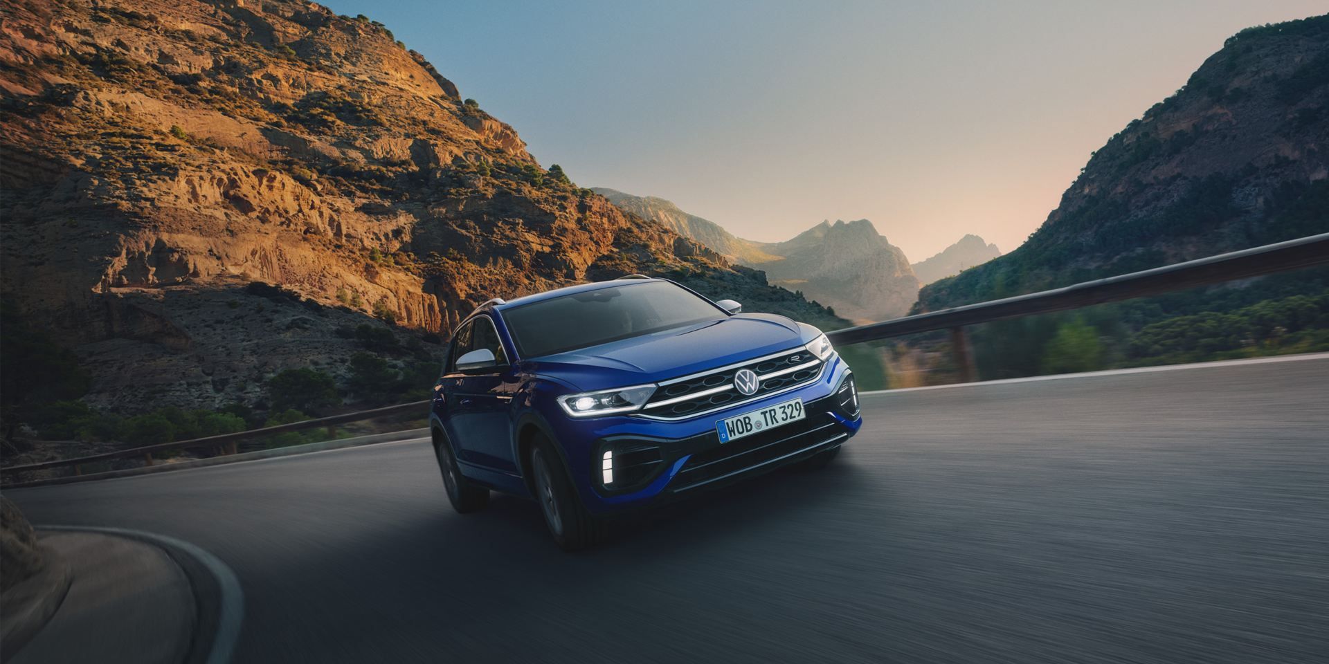 O VW R T-Roc R a percorrer uma estrada com elevado desempenho