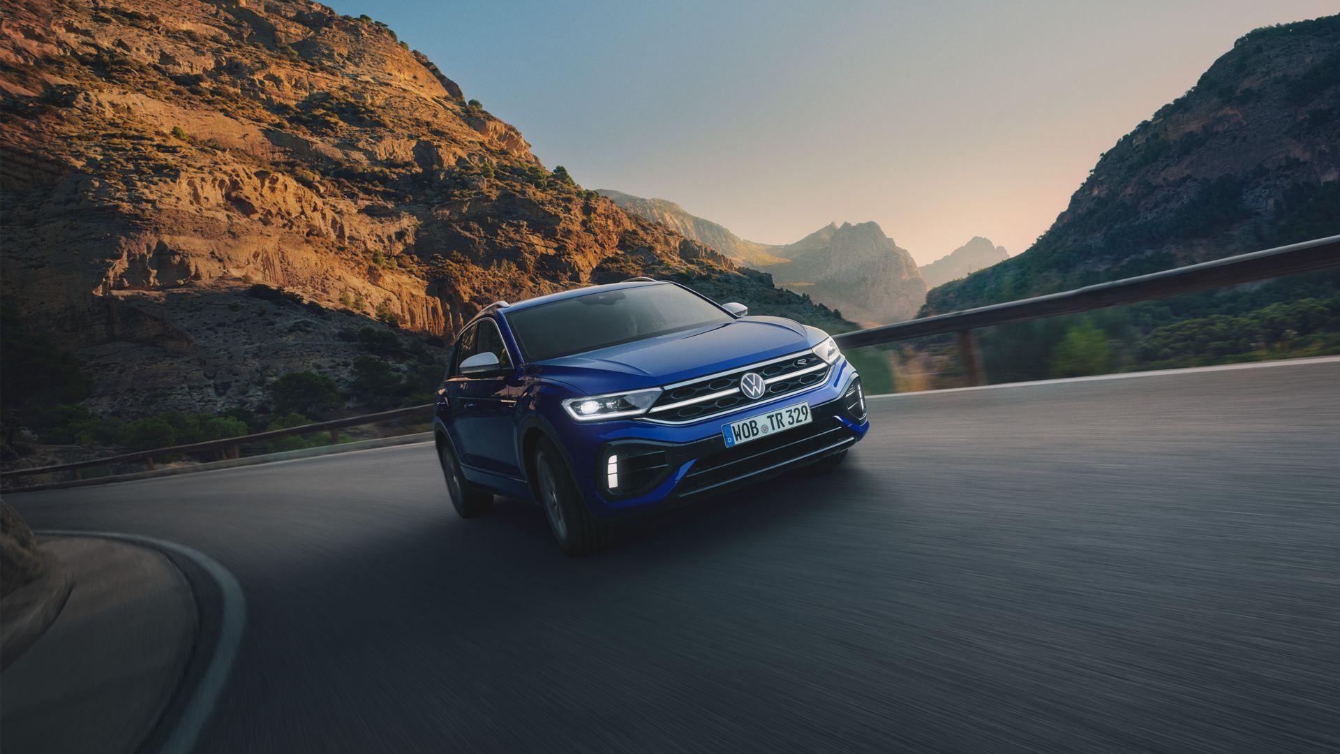 O VW R T-Roc R a percorrer uma estrada com elevado desempenho