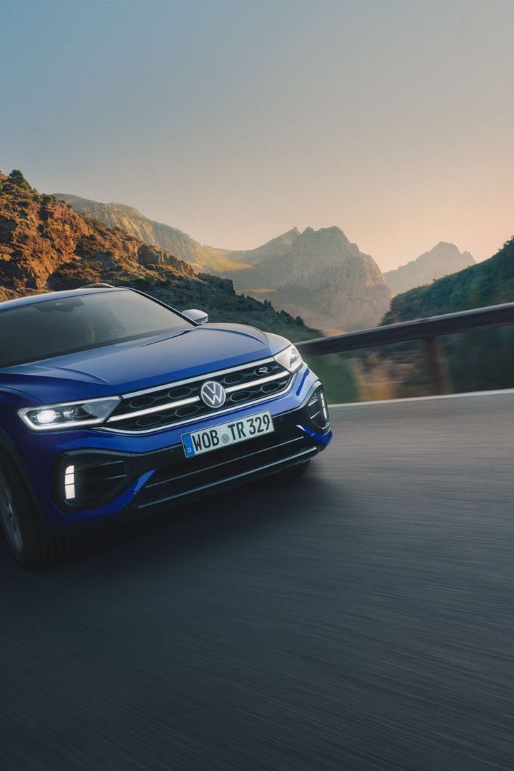 O VW R T-Roc R a percorrer uma estrada com elevado desempenho
