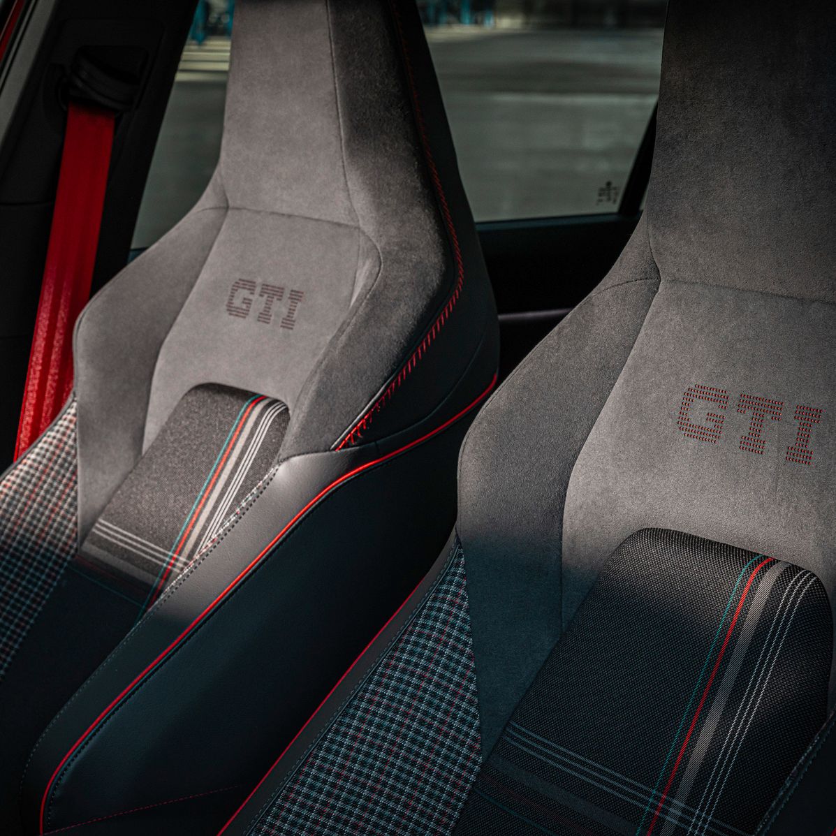 Vista dos bancos dianteiros "Clark GTI 50" no Golf GTI EDITION 50.