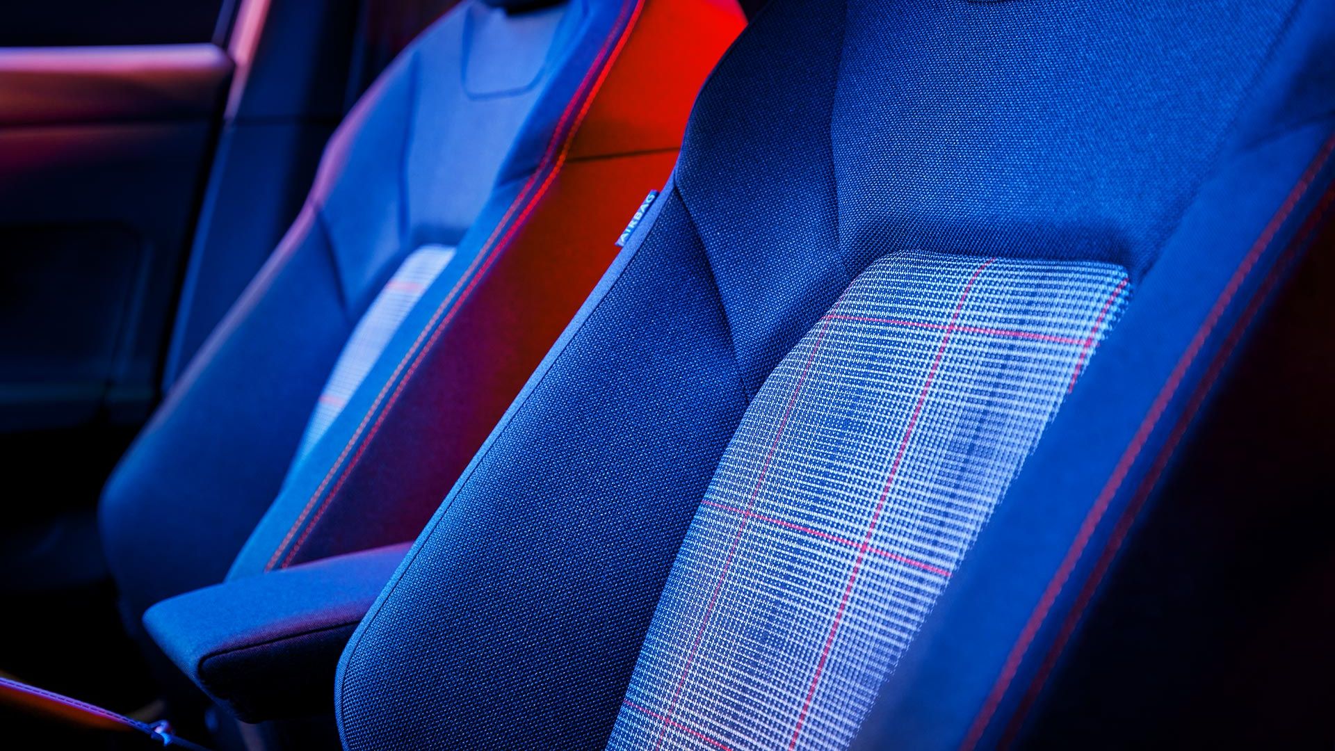 Pormenor do volante multifunções tátil no cockpit do VW Polo GTI. 