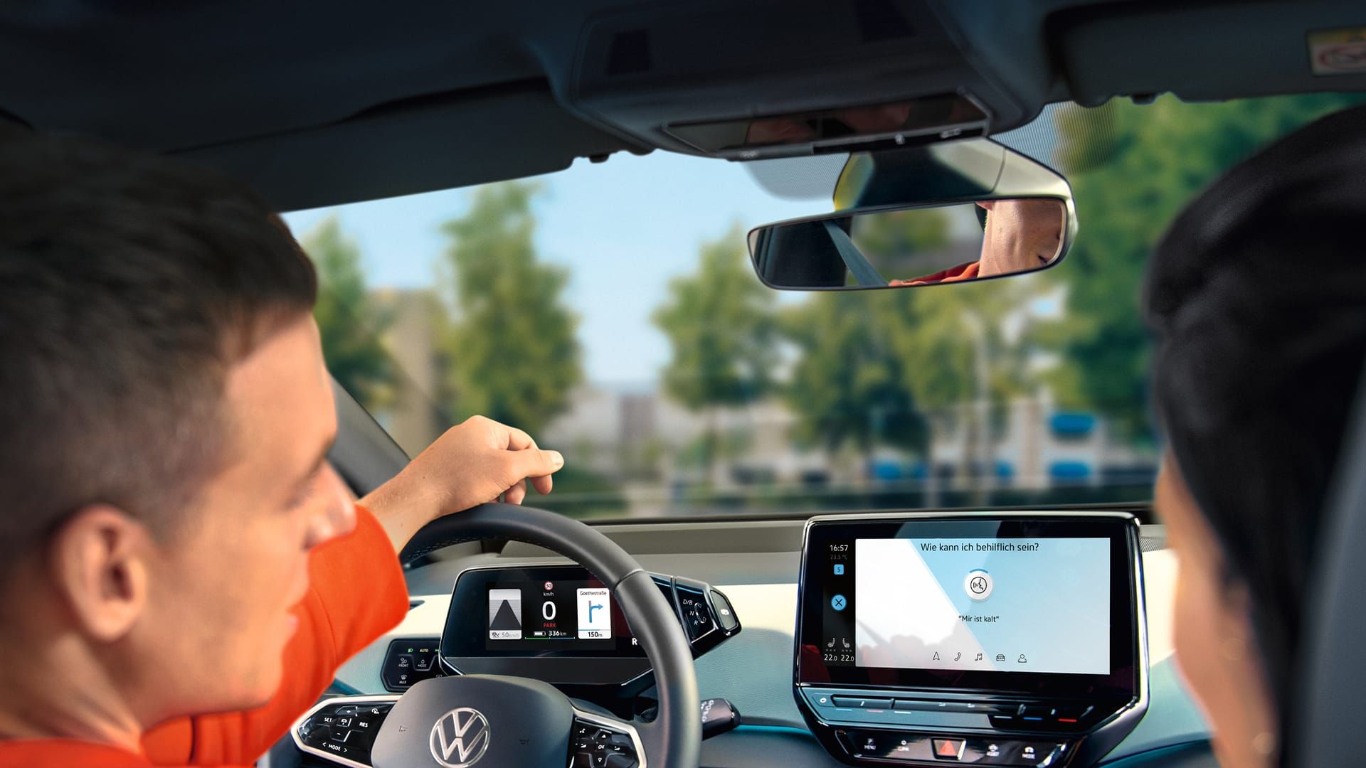 Condutor a utilizar o comando por voz no VW ID.3, vista de traseira para o cockpit