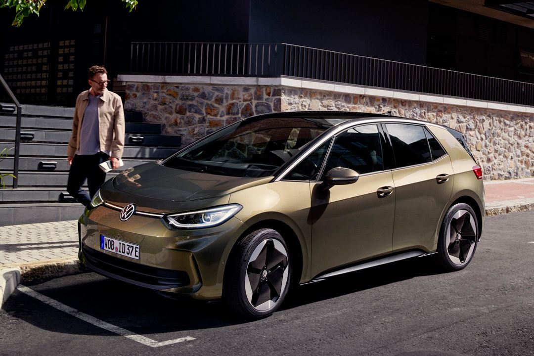 Volkswagen ID3 estacionado vista lateral
