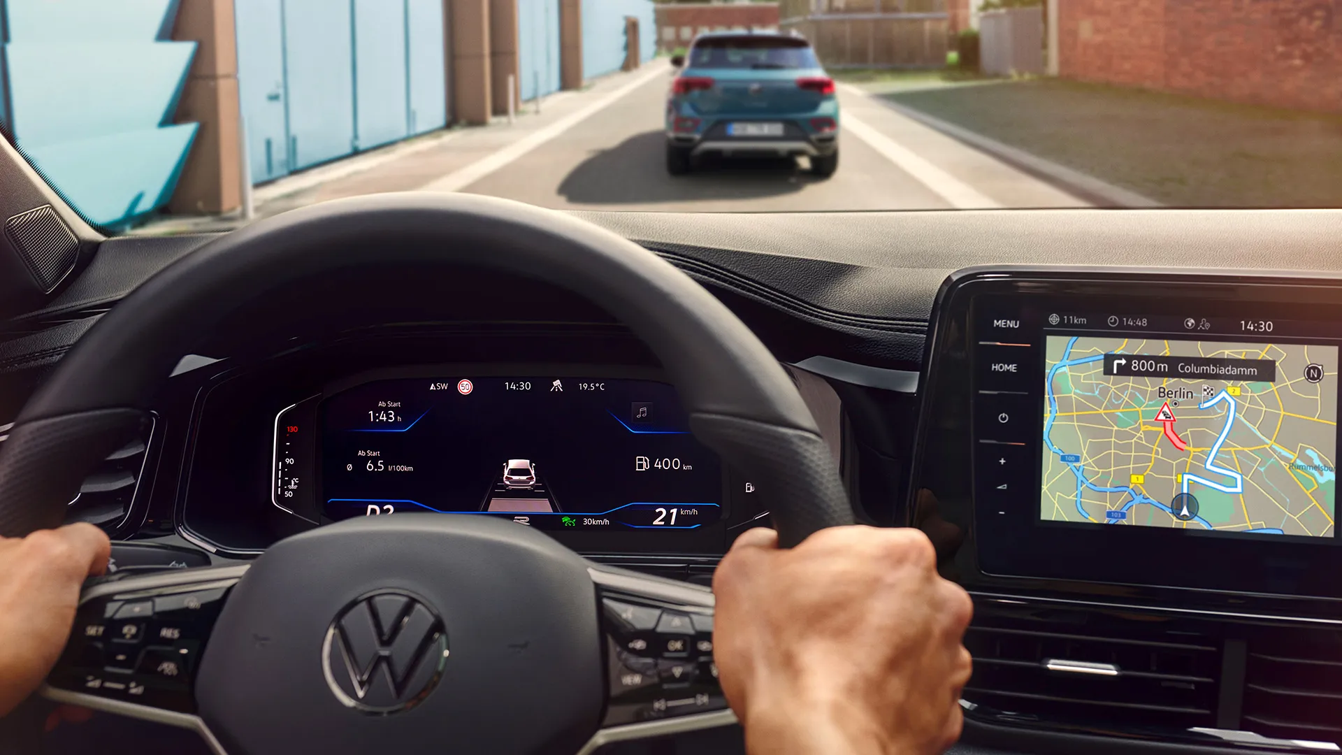 Interior do VW T-Roc, vista de pormenor do Digital Cockpit, com Travel Assist ativado