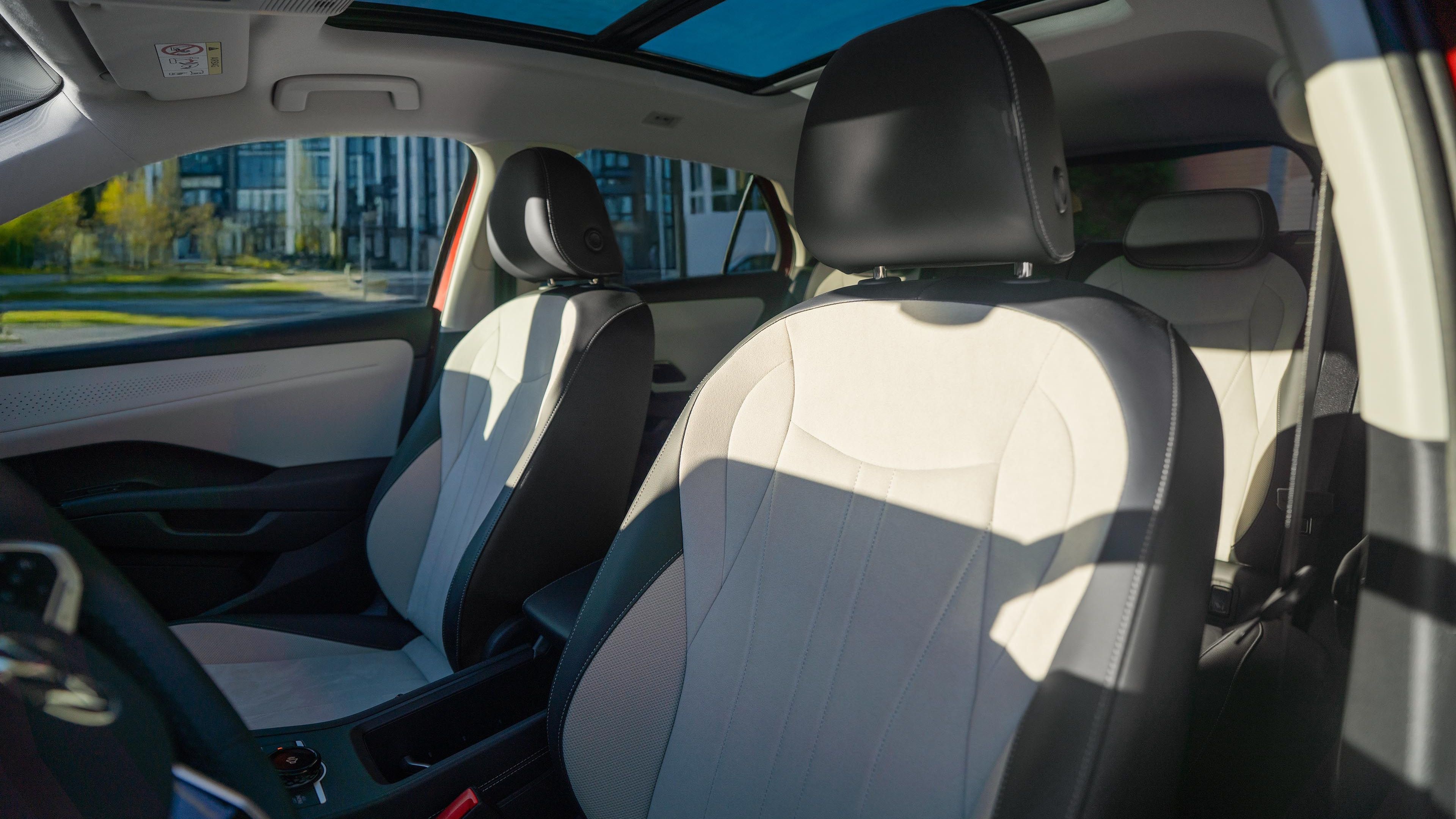 Vista através da porta do condutor do VW T-Roc Style para o interior com bancos claros.