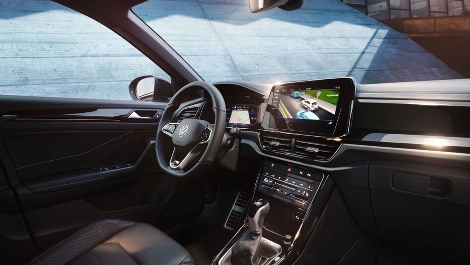Vista do cockpit do VW T-Roc a partir do lado do passageiro. 