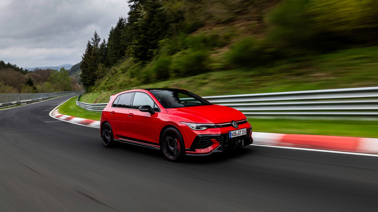 Volkswagen Golf GTI EDITION 50 em vermelho, vista de perfil