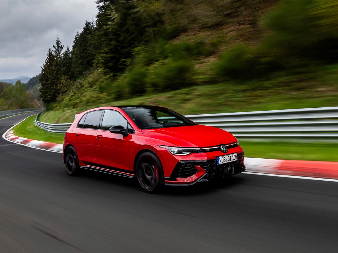 Volkswagen Golf GTI EDITION 50 em vermelho, vista de perfil