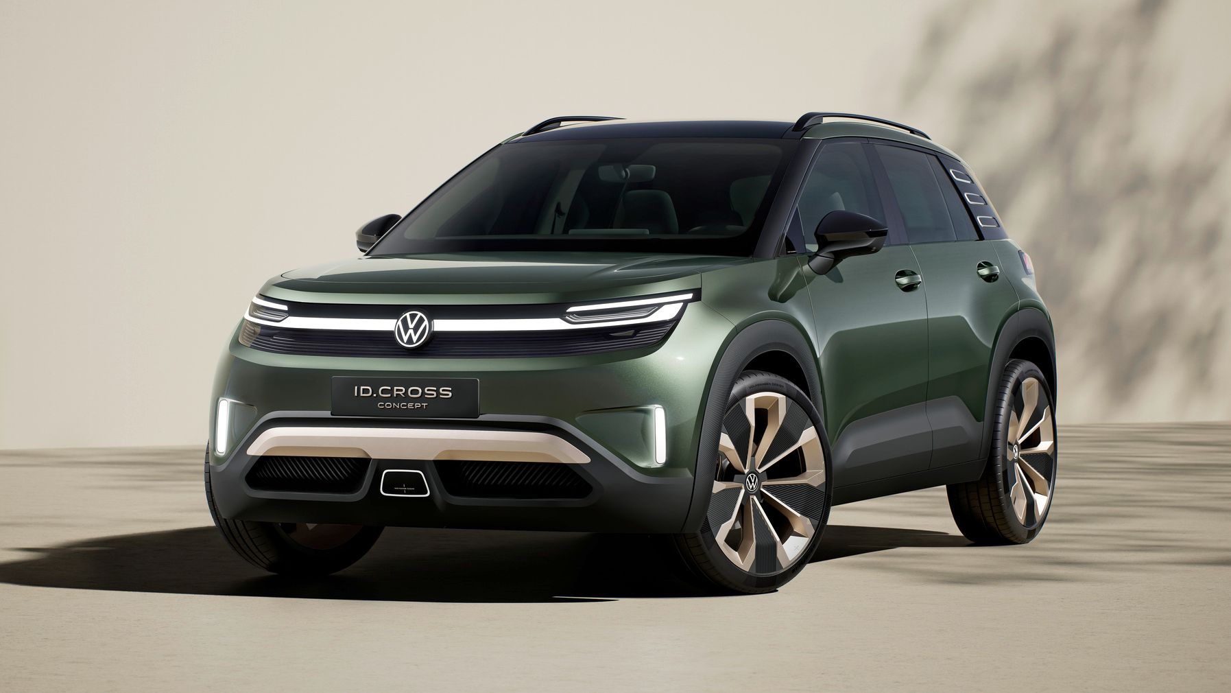 Vista dianteira oblíqua de um VW ID. CROSS Concept verde.