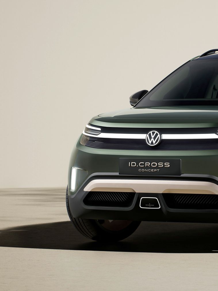 Vista dianteira oblíqua de um VW ID. CROSS Concept verde.