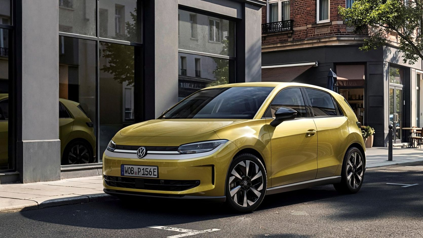 Novo ID. Polo estacionado numa rua urbana. O veículo tem design moderno, exterior amarelo com linhas suaves, rodas desportivas e vidros escurecidos. Ao fundo, vêem-se prédios de fachada clássica.
