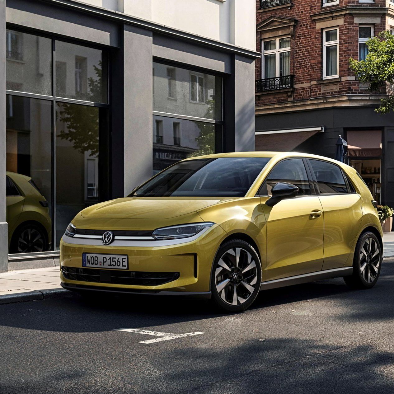 Novo ID. Polo estacionado numa rua urbana. O veículo tem design moderno, exterior amarelo com linhas suaves, rodas desportivas e vidros escurecidos. Ao fundo, vêem-se prédios de fachada clássica.