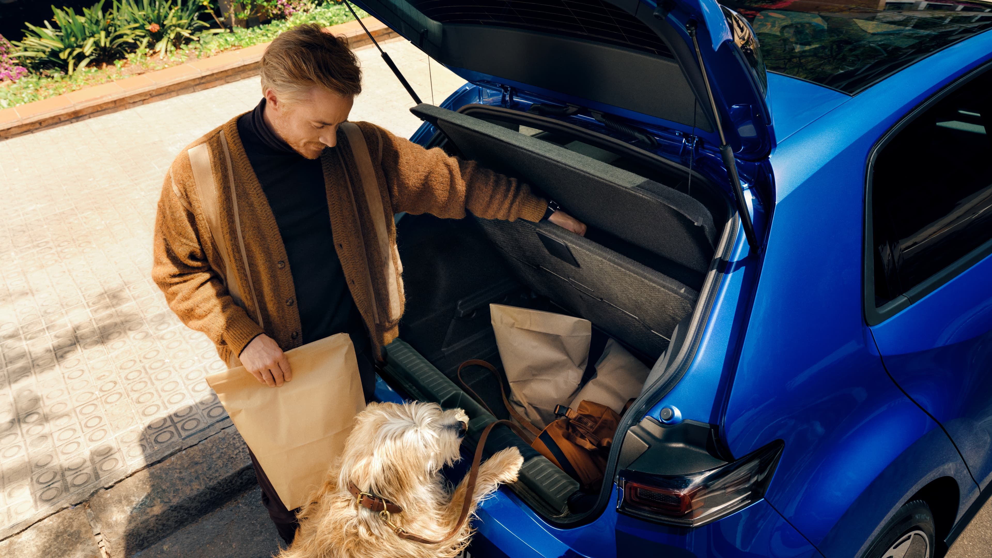 Porta-bagagens aberto de um VW ID. Polo.