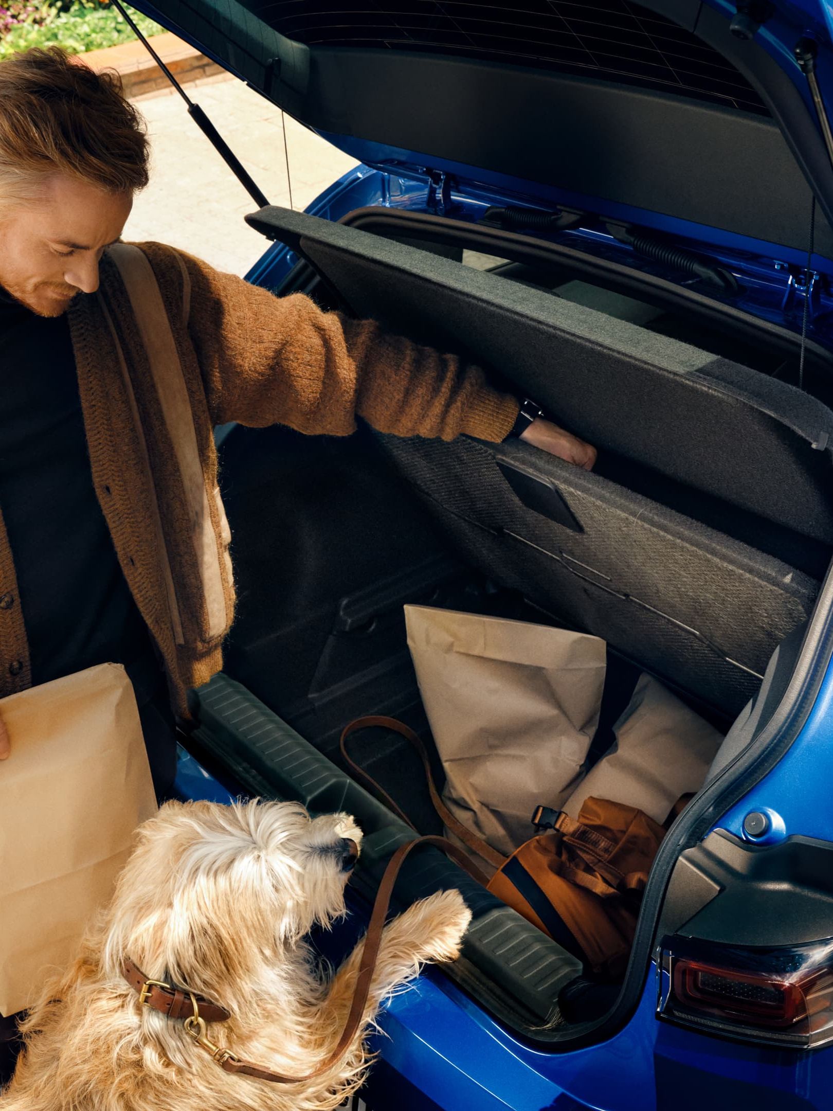 Porta-bagagens aberto de um VW ID. Polo.