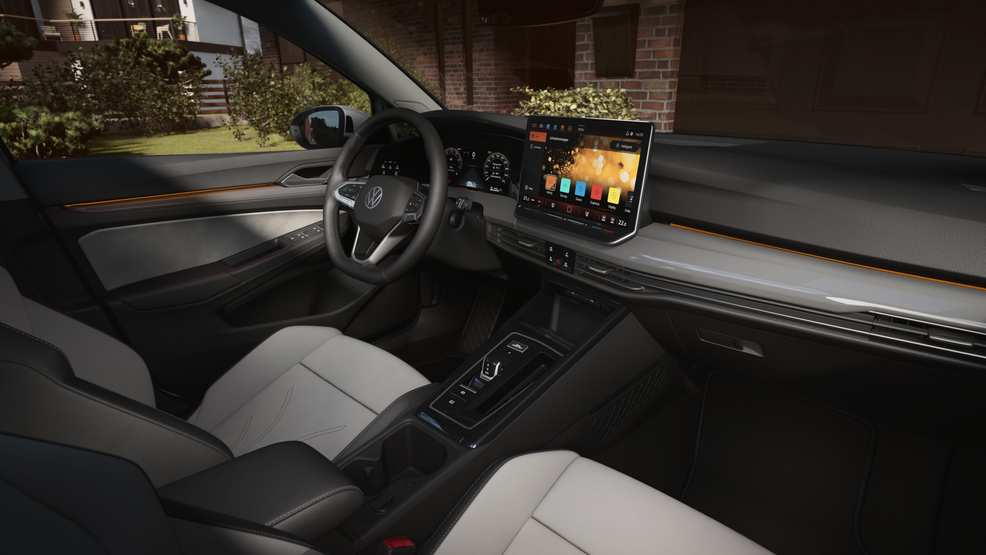 Blick auf den vorderen Innenraum des VW Golf Variant aus Sicht des Beifahrers