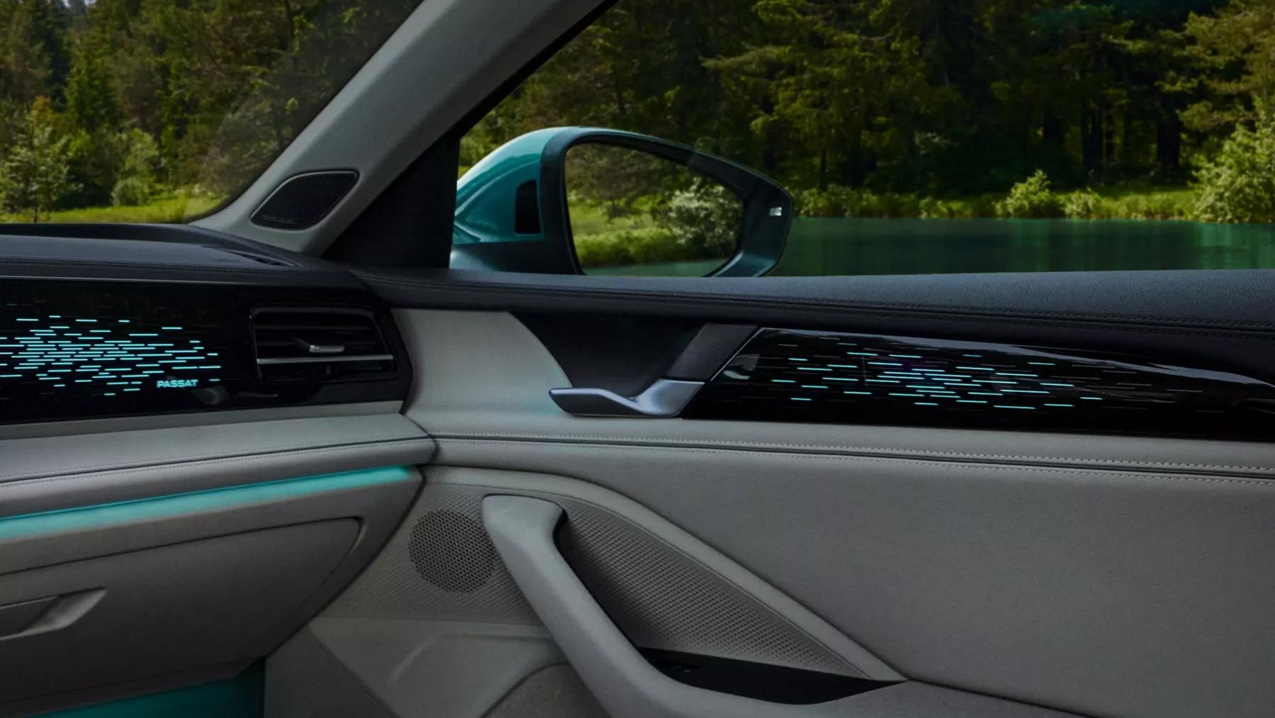 Vista interior do VW Passat com estofos dos bancos em couro de cor clara, iluminação ambiente em azul e o grande visor.