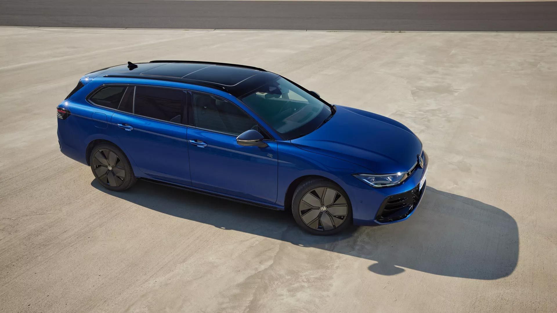 Vista lateral do VW Passat R-Line azul estacionado.