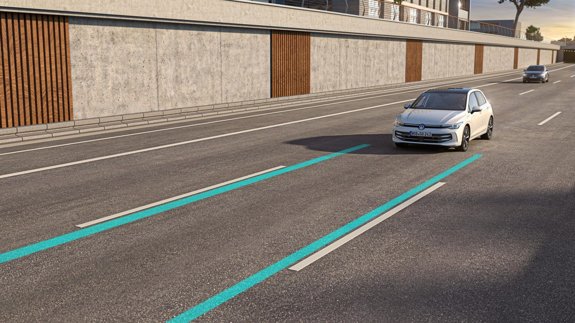 Ein weißer VW Golf nutzt den Lane Assist, um in der Spur zu bleiben.