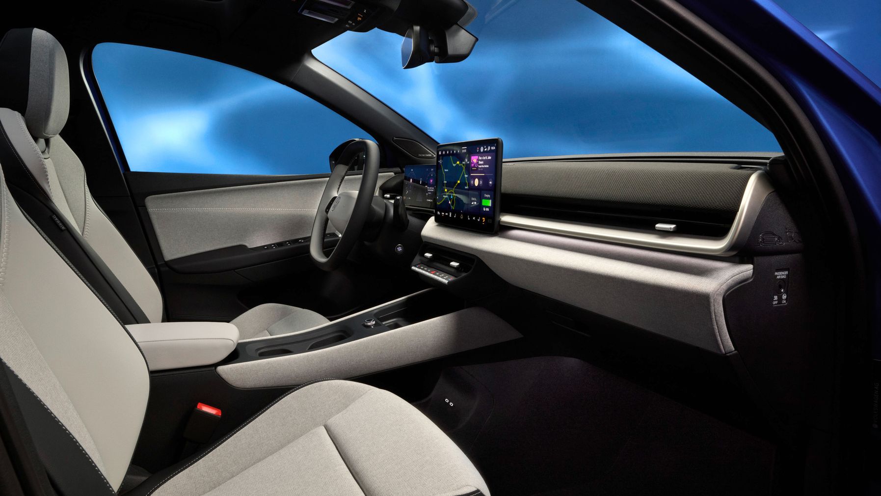 Vista lateral para o cockpit de um VW ID. Polo com volante multifunções, cockpit digital e ecrã do Infotainment.