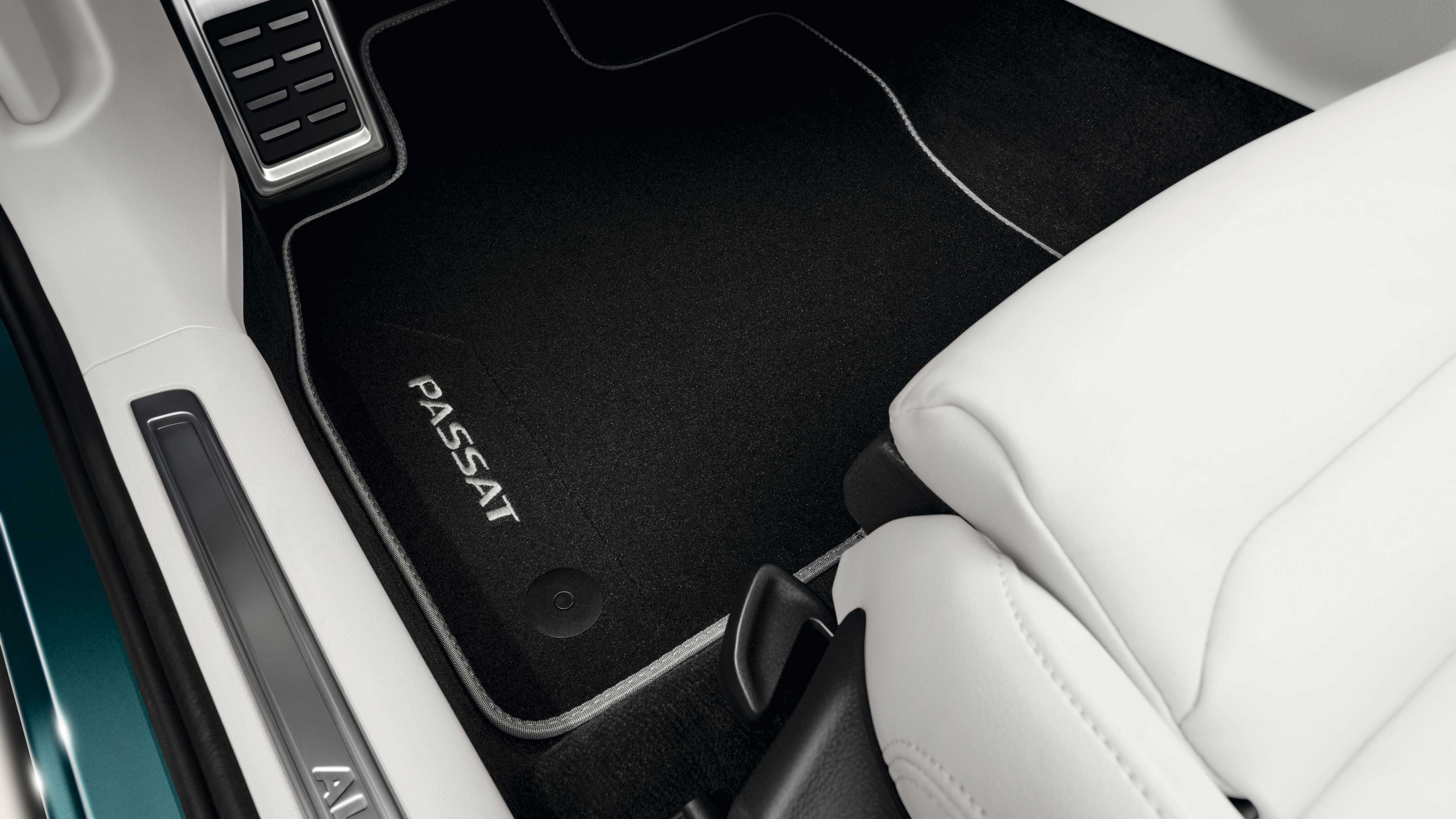 Interior de um VW Passat com tapetes de tecido originais Volkswagen