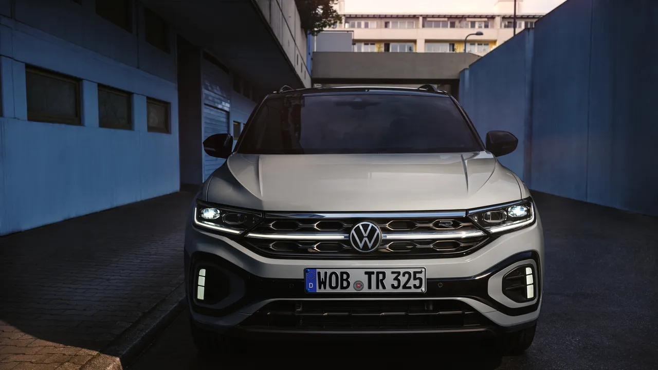 Surgem iluminados a dianteira do VW T-Roc R-Line em branco, os faróis LED de condução diurna e a grelha do radiador iluminada opcional