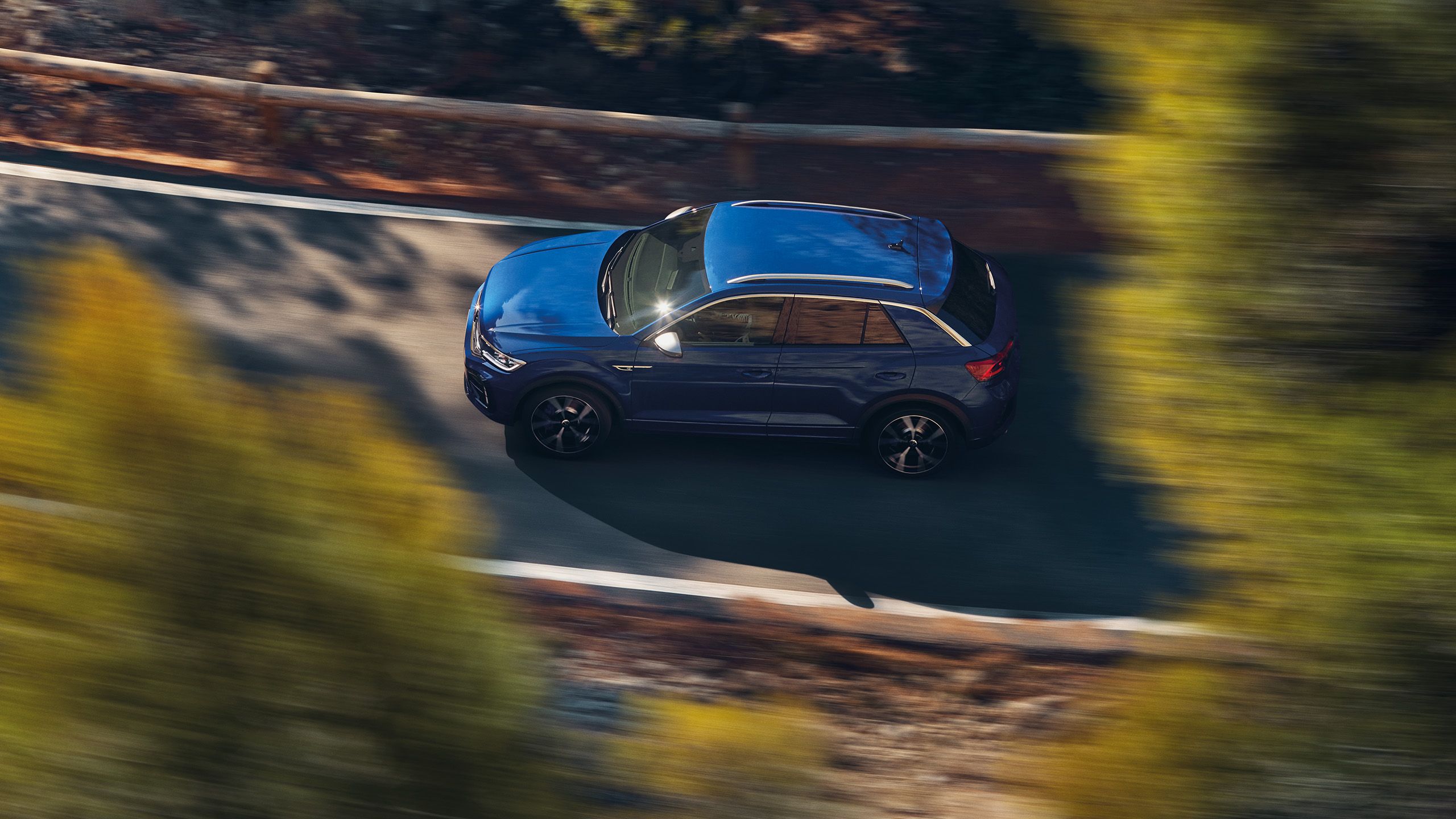 Vista de cima do potente VW T-Roc R a percorrer uma estrada
