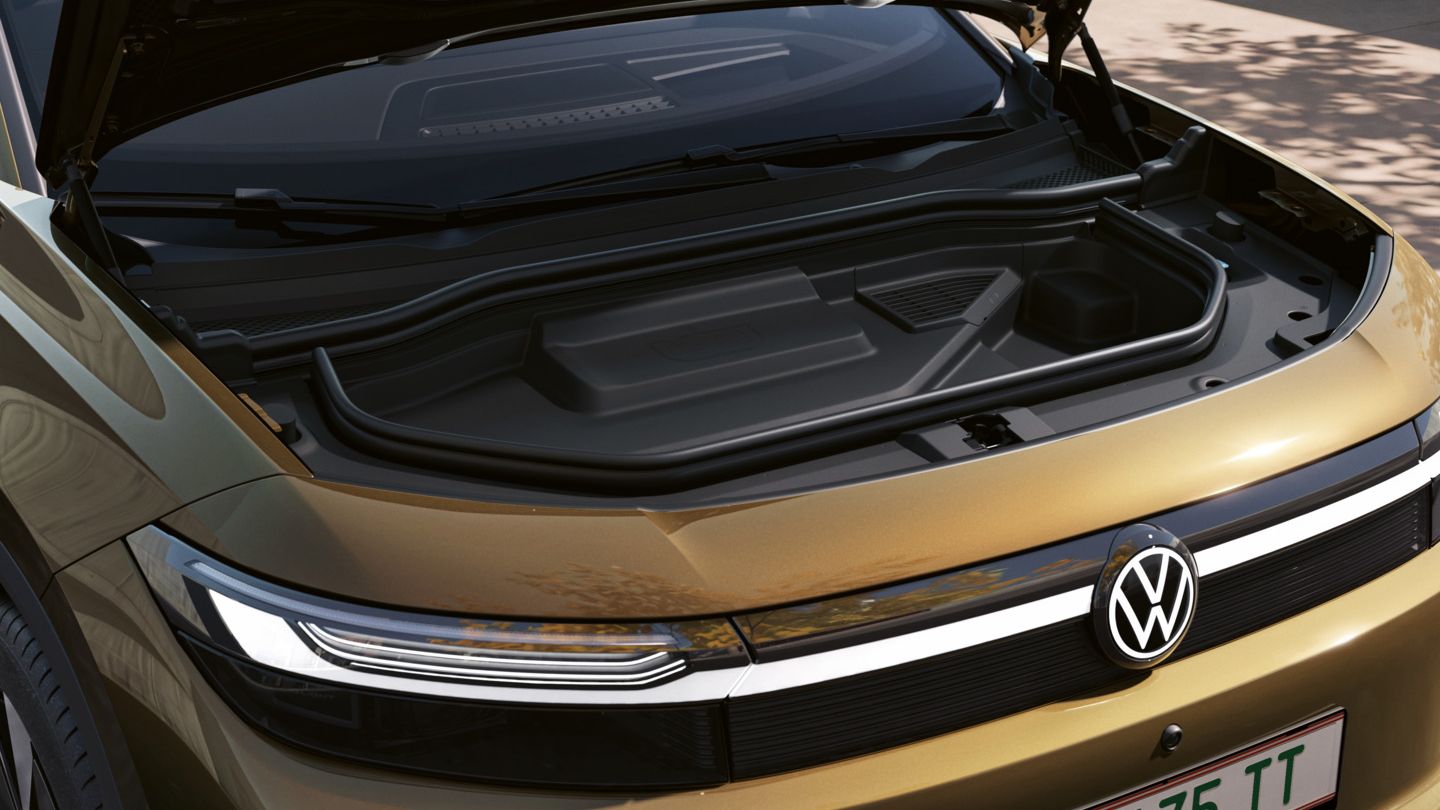 VW ID. Tiguan mit geöffneter Fronthaube mit Blick auf den Frunk.