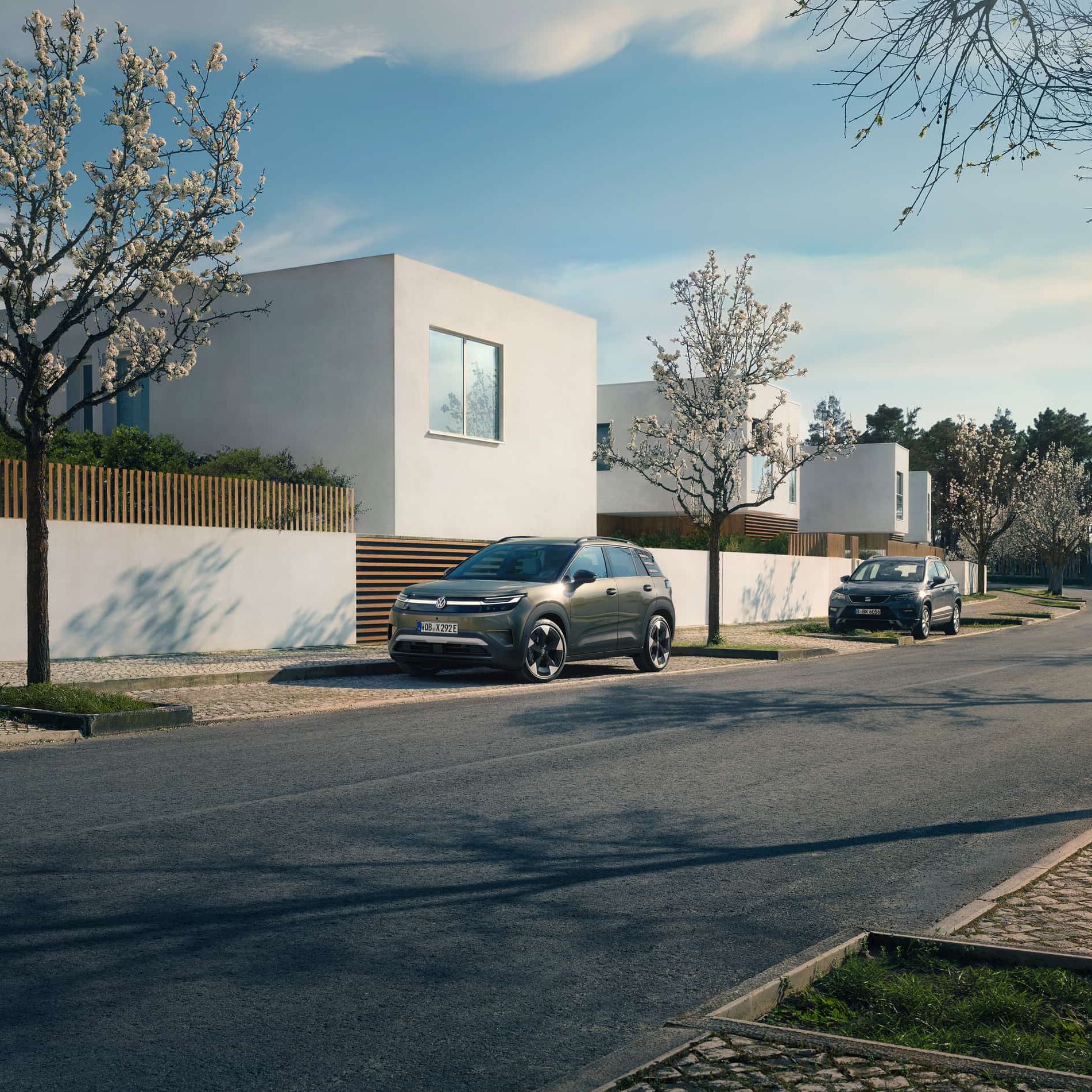 VW ID. Cross estacionado em frente a uma casa moderna 
