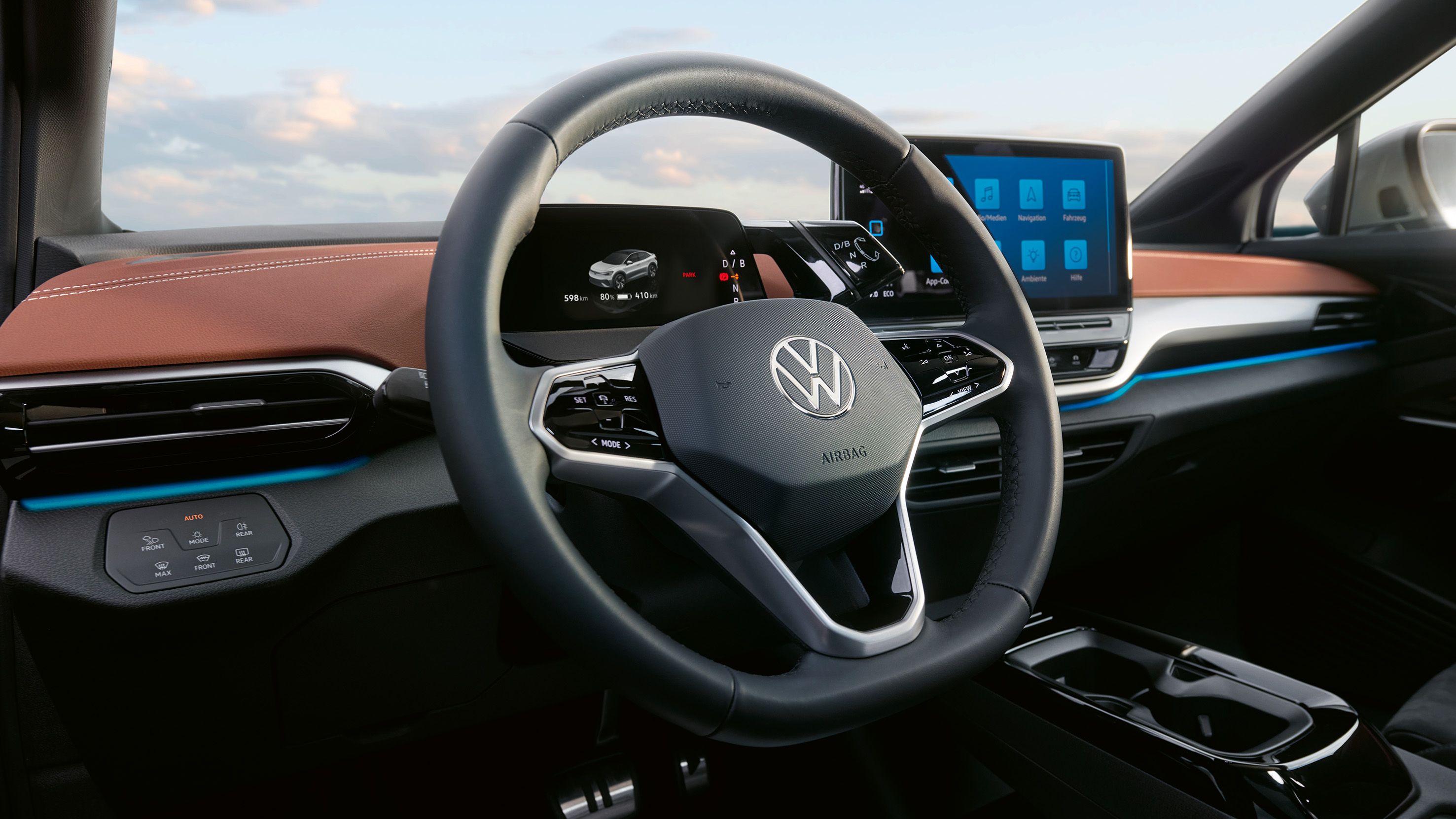 Vista lateral para o volante multifunções, o painel de instrumentos e o sistema de infotainment de um VW ID.5